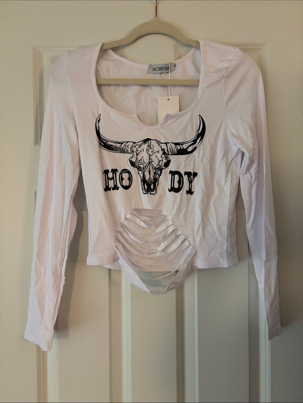 Achusey White 'Howdy' Long-Sleeve Graphic Crop Top